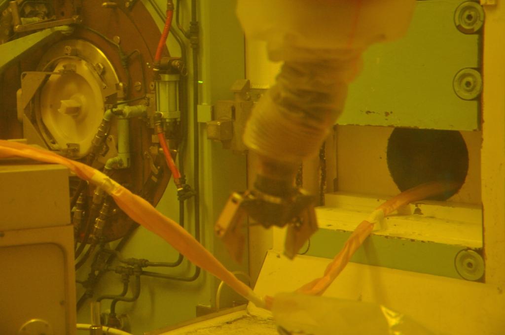 Hot cell, robot arm for manipulation of radioactive material